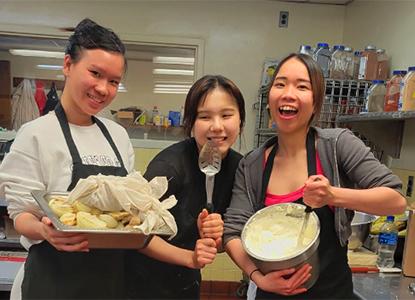 博彩论坛大全学院的学生在厨房做饭